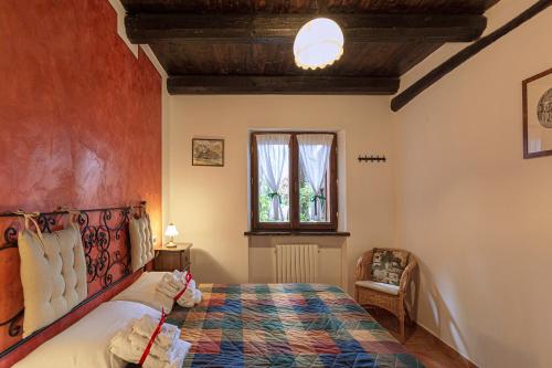 斯波莱托Agriturismo Collelignani的一间卧室设有一张床和一个窗口
