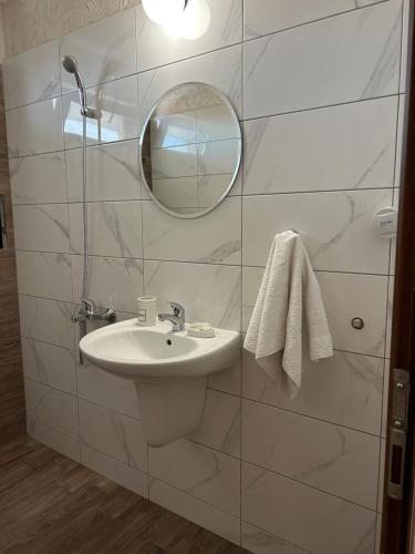 帕莫瑞Stoyko's Guest House的白色的浴室设有水槽和镜子