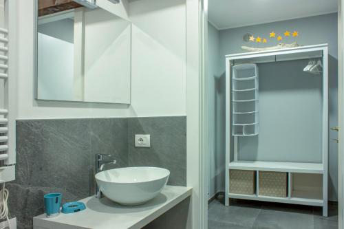 阿巴迪亚拉里亚纳Villa Onedo的一间带碗水槽和镜子的浴室