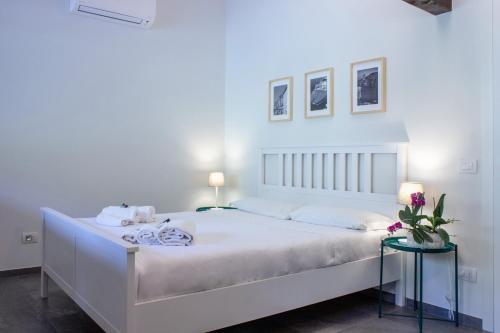 阿巴迪亚拉里亚纳Villa Onedo的卧室配有一张带两张桌子的大型白色床