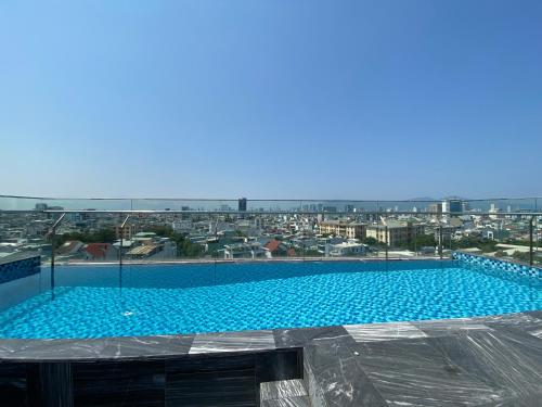 岘港Minh Quan Hotel - Da Nang Center By HOS的大楼顶部的大型游泳池
