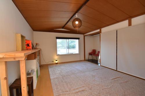 函馆Yadomachi sakura - Vacation STAY 54783v的一个空房间,有桌子和窗口