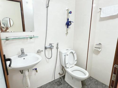 河内nha7bngo140tdh的一间带卫生间和水槽的浴室