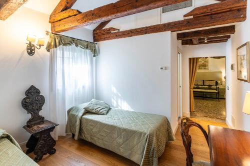 威尼斯圣安东尼酒店的卧室配有一张床和一张桌子