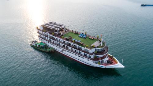 下龙湾Amanda Grand Lux Cruises Ha Long Bay的一艘大游船在水中