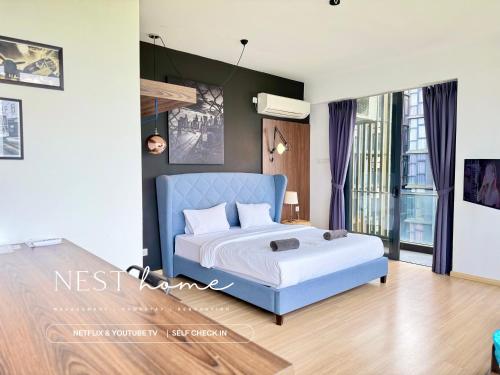 新山Cube 8teens by Nest Home的一间位于客房内的蓝色床卧室
