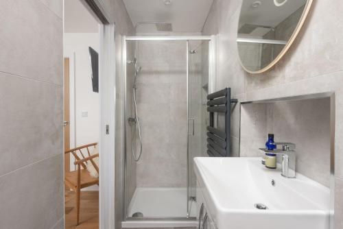 圣艾夫斯Greensleeves, St Ives的浴室配有白色水槽和淋浴。