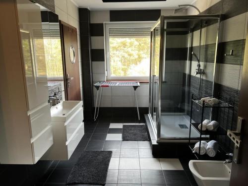 亚罗钦Studio na MIARĘ的带淋浴、盥洗盆和浴缸的浴室
