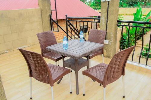 KihihiNB MOTEL-KIHIHI的庭院内一张桌子和椅子,配有瓶装水