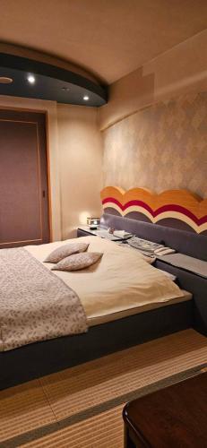 Kanagawaうさぎ的一间卧室,卧室内配有一张大床