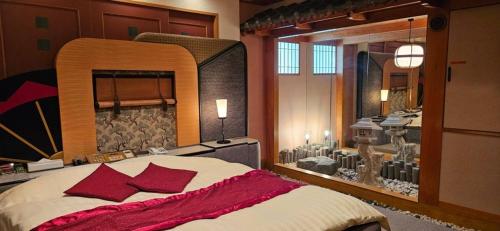 Kanagawaうさぎ的一间卧室配有一张大床和大镜子