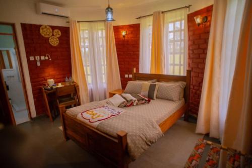 LemiraBoloti Camp resort的一间卧室配有一张床,上面有两个娃娃