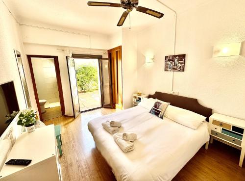 卡拉纳雅达马贝尔酒店的卧室配有白色床和毛巾