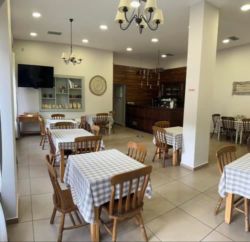 ProusósVia Ferrata Hotel的一间带桌椅的餐厅和一间厨房