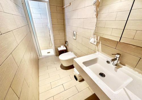 卡拉纳雅达马贝尔酒店的一间带水槽和卫生间的浴室
