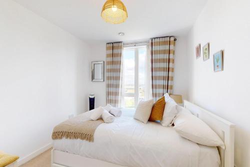 伦敦2 Bed Apartment with Balcony - 2 min to Station的卧室配有白色的床和窗户