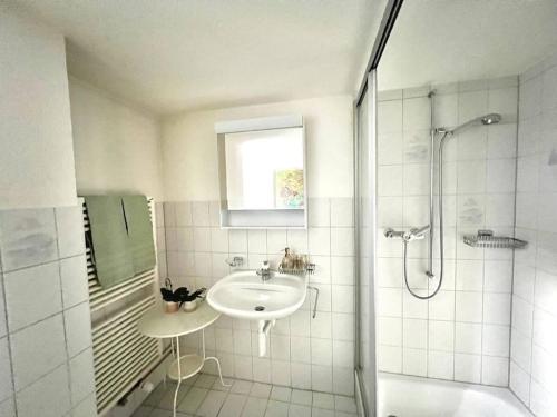 EnnendaApartment Glärnisch的白色的浴室设有水槽和淋浴。