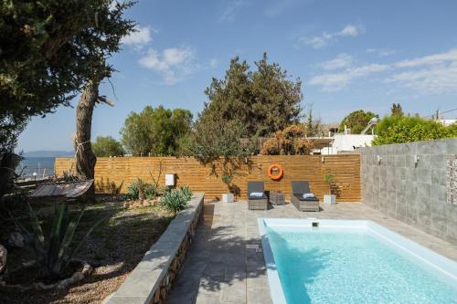 拉多斯Villa Perla的后院设有游泳池和围栏