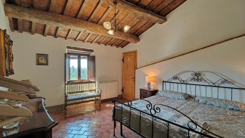特拉西梅诺湖畔托罗Casale Alcinoo - Rustico的一间卧室设有一张床和木制天花板