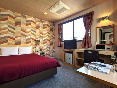 福冈新盖亚官酒店的酒店客房配有一张床和一张带电脑的书桌