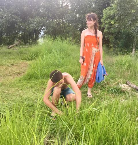 DeorāliMount fuji homestay的站在草地上男孩旁边的女孩