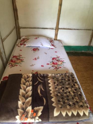 DeorāliMount fuji homestay的一张带两张毯子和两张垫子的床