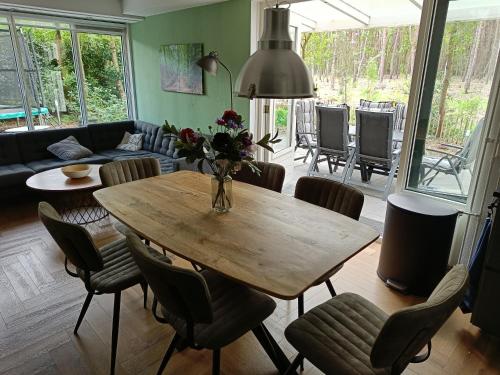 洛赫姆Bosvilla Lochem的客厅配有木桌和椅子
