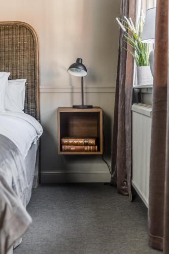 卢德维卡Brunnsvik Hotell & Konferens的一间卧室配有一张床和一个壁炉