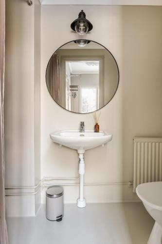 卢德维卡Brunnsvik Hotell & Konferens的一间带水槽和镜子的浴室