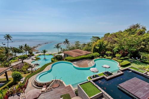 拉迈ShaSa Resort - Luxury Beachfront Suites的享有度假胜地的空中景致,设有2个游泳池