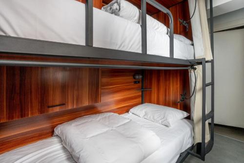 利物浦PH Hostel Liverpool的配有两张双层床的客房