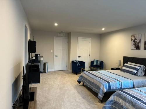 EarlysvilleCozy room in Charlottesville的一间卧室配有两张床和一台平面电视