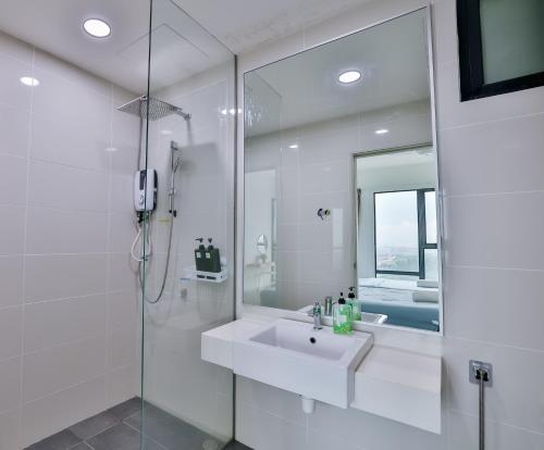 新山Mosaic 1BR, WIFI, walking distance to Mid Valley JB的白色的浴室设有水槽和淋浴。