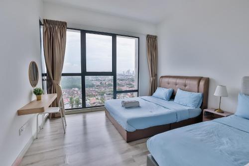 新山Mosaic 1BR, WIFI, walking distance to Mid Valley JB的一间卧室设有两张床和大窗户