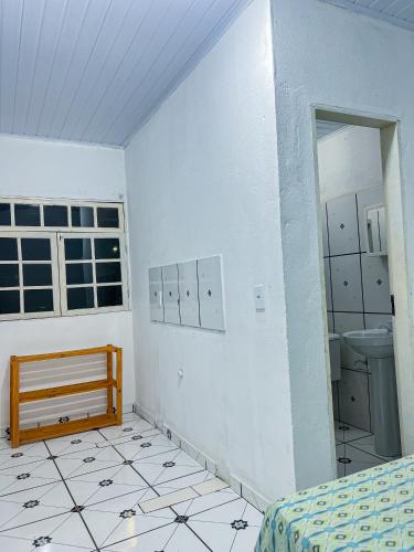 伦索伊斯Pousada Sempre Viva Lençóis的客房设有带水槽和卫生间的浴室