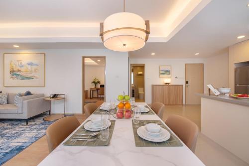 马尼拉Somerset Valero Makati的用餐室以及带桌椅的起居室。