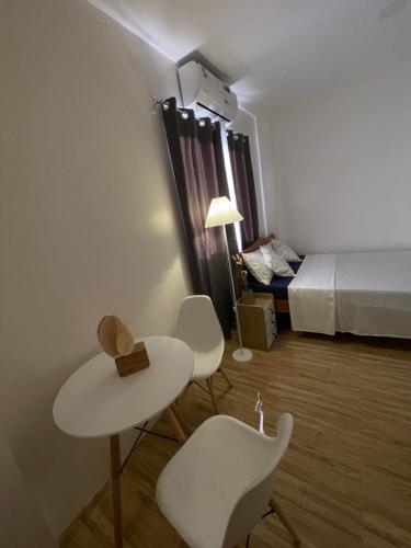 公主港Nice Place的小房间设有一张床、一张桌子和椅子