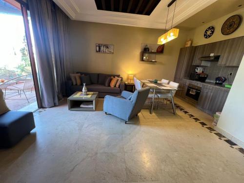 马拉喀什Appartement avec Solarium Privé au Vizir Résidence Prestigieuse avec Accès au Parc的客厅配有沙发和桌子
