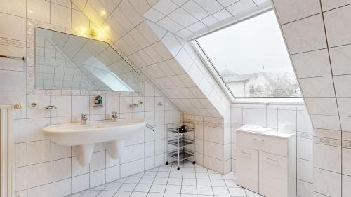 宾茨Villa Strandburg的白色的浴室设有水槽和窗户。