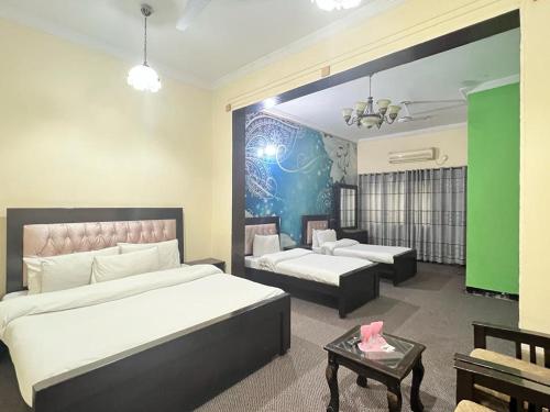 伊斯兰堡Rose Lodges Guest House的一间带两张床的卧室和一间客厅