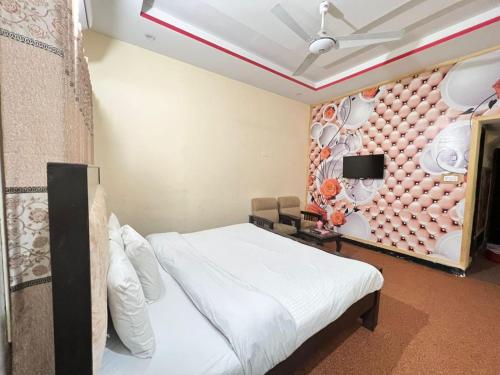 伊斯兰堡Rose Lodges Guest House的一间卧室配有床和带杯子的墙