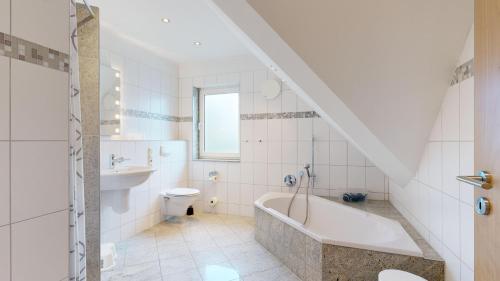 宾茨Strandamsel的带浴缸、卫生间和盥洗盆的浴室