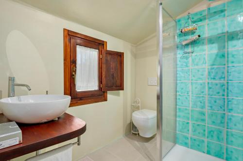 奥尔比亚Stazzu Straetu的一间带水槽和玻璃淋浴的浴室