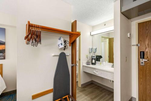 大瀑布城大瀑布城戴斯酒店的一间带水槽和镜子的浴室