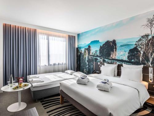 汉堡汉堡阿斯特诺维特酒店的酒店客房设有两张床,墙上挂有绘画作品