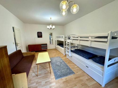 布拉格Retro Flat mit Garten, BBQ, Parken的客厅配有两张双层床和一张沙发