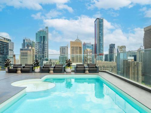 悉尼悉尼铂尔曼海德公园酒店的建筑物屋顶上的游泳池
