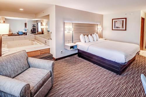 哥伦布哥伦布港贝斯特韦斯特酒店的酒店客房配有一张床和浴缸。