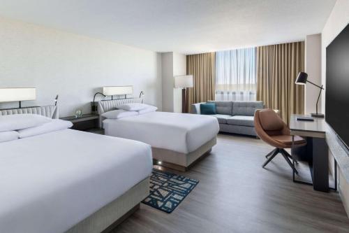 罗斯芒特Hyatt Regency O'Hare Chicago的酒店客房,设有两张床和一张沙发