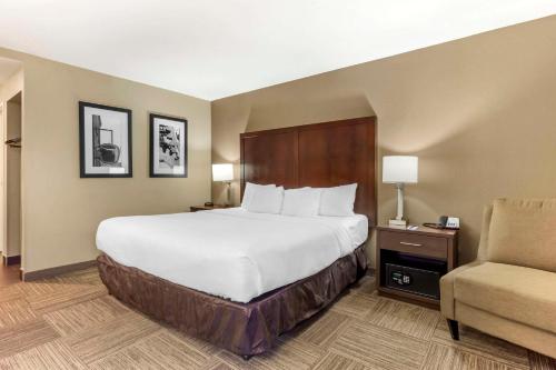西塔科西泰克康福特茵酒店及套房的酒店客房带一张大床和一把椅子